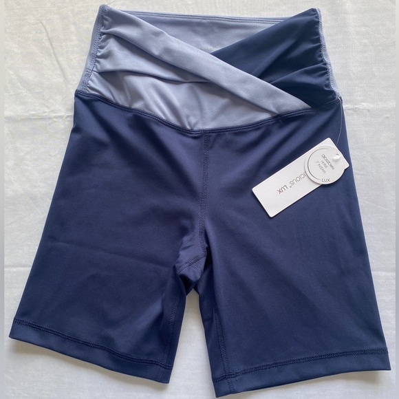 YOGALICIOUS Lux Crosstown Hi Rise 7” Inseam Short Naval Academy/Purple Impressio - Picture 3 of 12